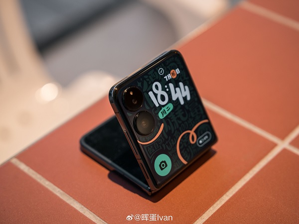 A cell phone on a table

Description automatically generated