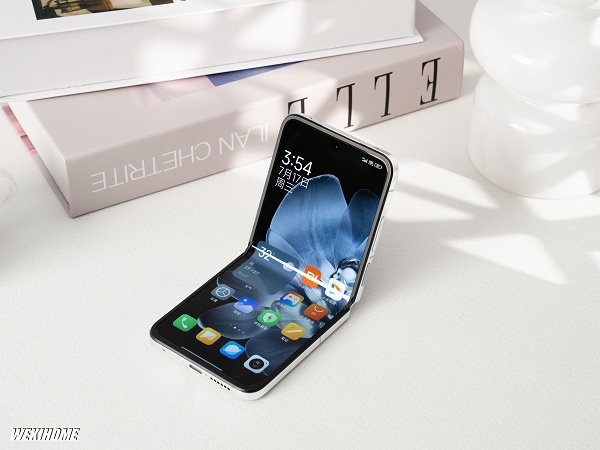 A cell phone with a flip screen

Description automatically generated