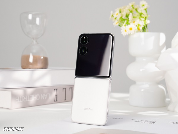 A cell phone on a table

Description automatically generated