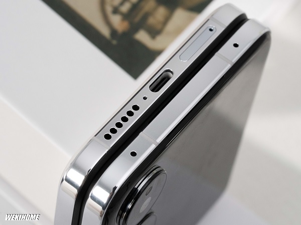 A cell phone with a screen

Description automatically generated