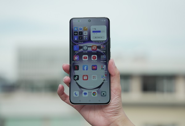 A hand holding a cell phone
Description automatically generated