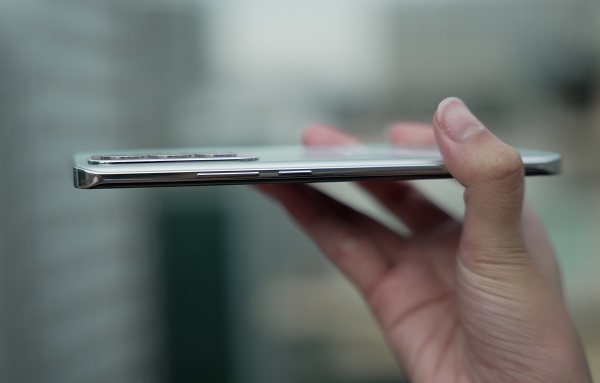 A hand holding a cell phone
Description automatically generated