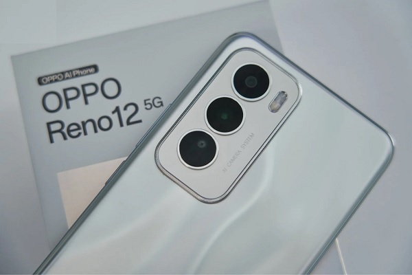 A hand holding a silver cell phone
Description automatically generated