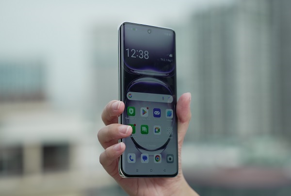 A hand holding a cell phone
Description automatically generated