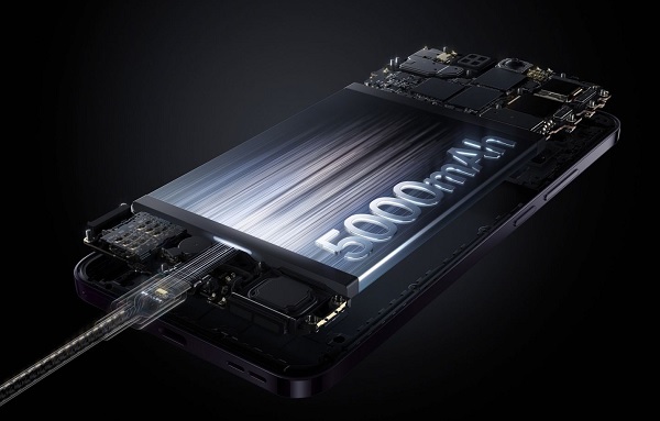 A person holding a cell phone
Description automatically generated