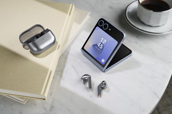 A close-up of a key
Description automatically generated