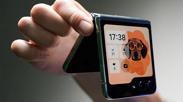 A hand holding a smart phone

Description automatically generated