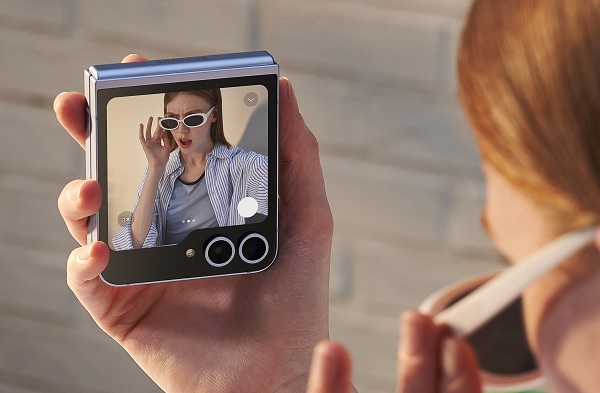 A hand holding a rectangular device
Description automatically generated