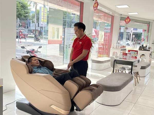 A person standing next to a massage chair

Description automatically generated