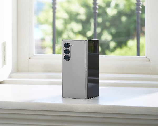 A rectangular silver device with three cameras
Description automatically generated with medium confidence