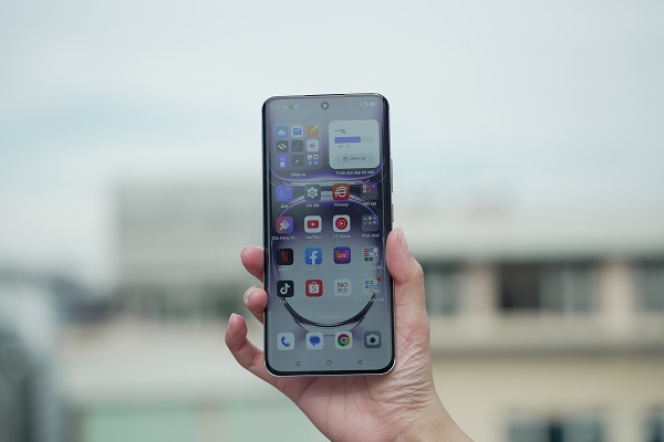 A person holding a cell phone

Description automatically generated