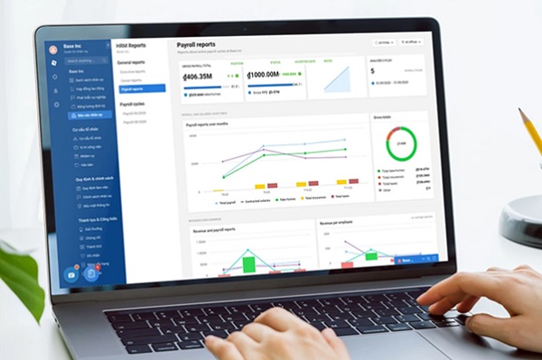 A person using a computer

Description automatically generated