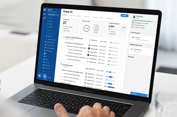 A person typing on a computer

Description automatically generated