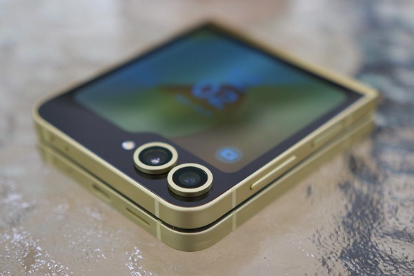 A hand holding a device
Description automatically generated