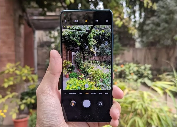 A person holding a cell phone

Description automatically generated