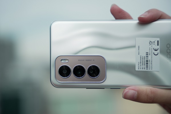 A person holding a camera

Description automatically generated