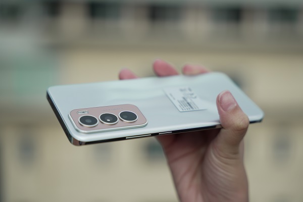 A cell phone on a fabric surface

Description automatically generated