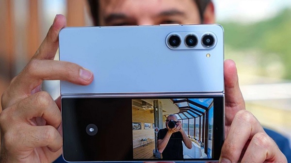 A person holding a cell phone
Description automatically generated