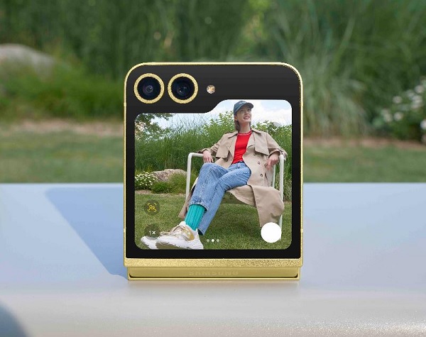 A person taking a selfie
Description automatically generated
