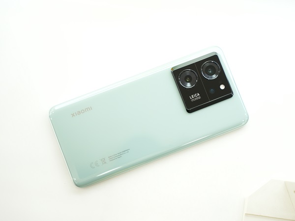 A cell phone on leaves

Description automatically generated