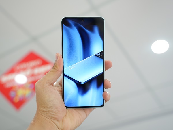 A hand holding a cell phone

Description automatically generated