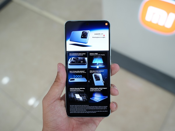 A person holding a cell phone

Description automatically generated