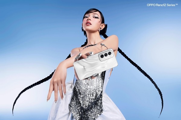 A person holding a purse

Description automatically generated