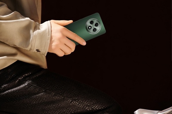 A person holding a cell phone

Description automatically generated