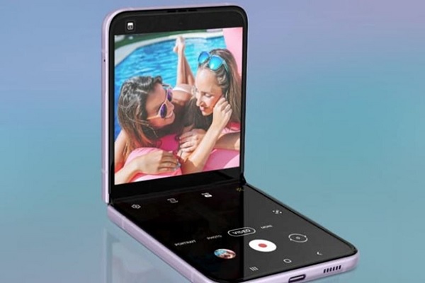 A cell phone with a screen showing a picture of two women
Description automatically generated