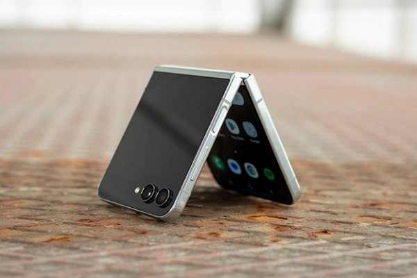 A cell phone with a screen
Description automatically generated