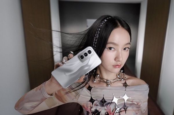 A person holding a phone
Description automatically generated