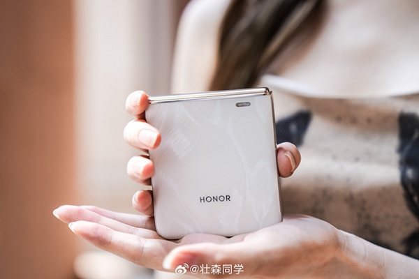 A person holding a device
Description automatically generated