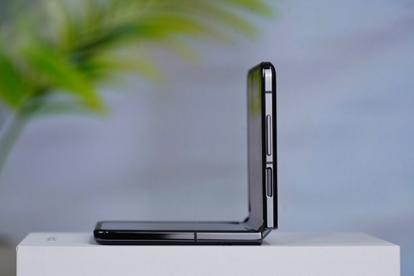 A close-up of a cell phone
Description automatically generated