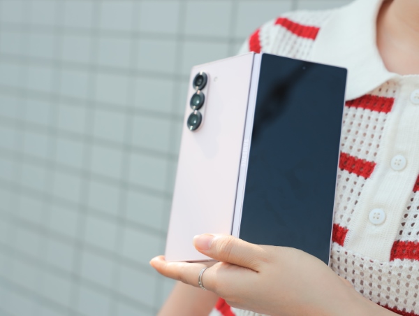 Kích thước màn hình phụ tăng từ 6.2 inch lên 6.3 inch