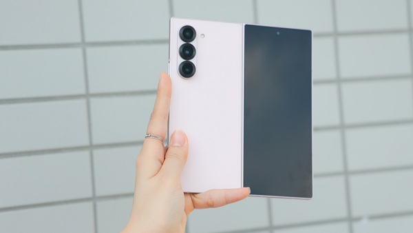 Galaxy Z Fold6 nhẹ hơn 14g và mỏng hơn đáng kể