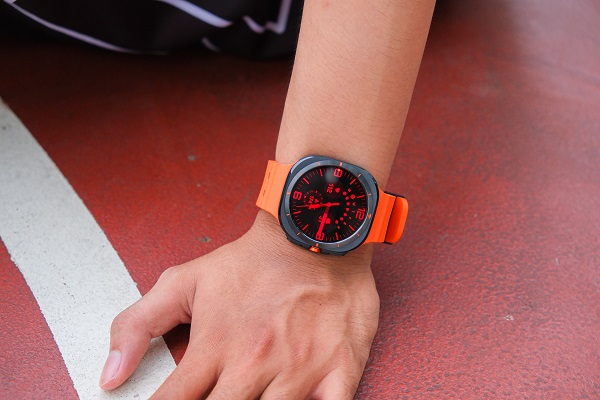 A person wearing a smart watch

Description automatically generated