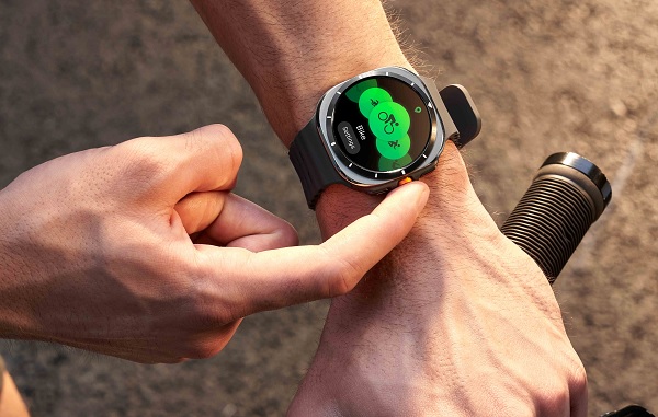 A person wearing a watch

Description automatically generated