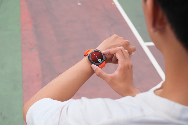 A person using a smart watch

Description automatically generated