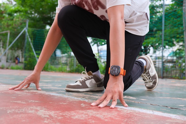 A person wearing a smart watch

Description automatically generated