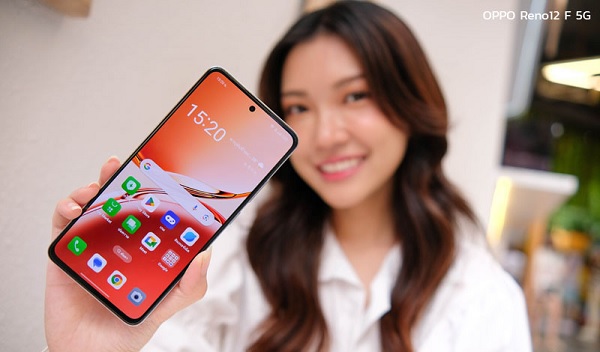 A person holding a cell phone

Description automatically generated