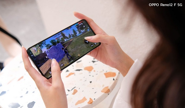 A person holding a cell phone

Description automatically generated