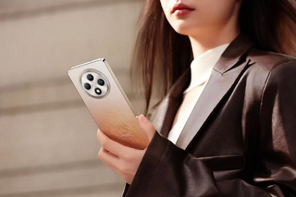 A person holding a phone

Description automatically generated