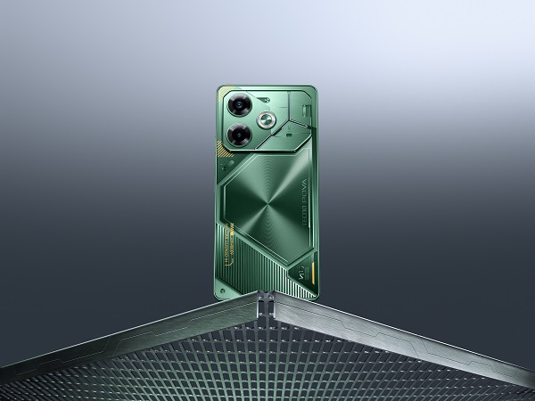 A person taking a picture of a person
Description automatically generated