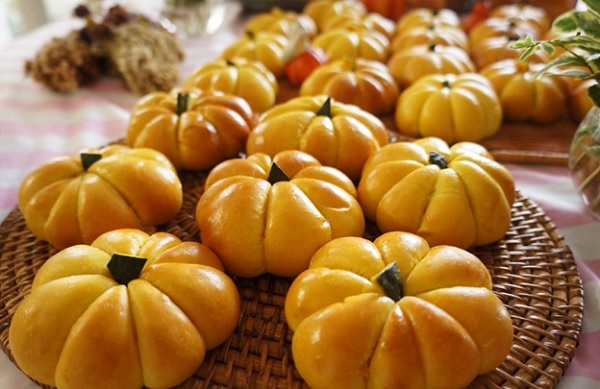 A group of baked pumpkins

Description automatically generated