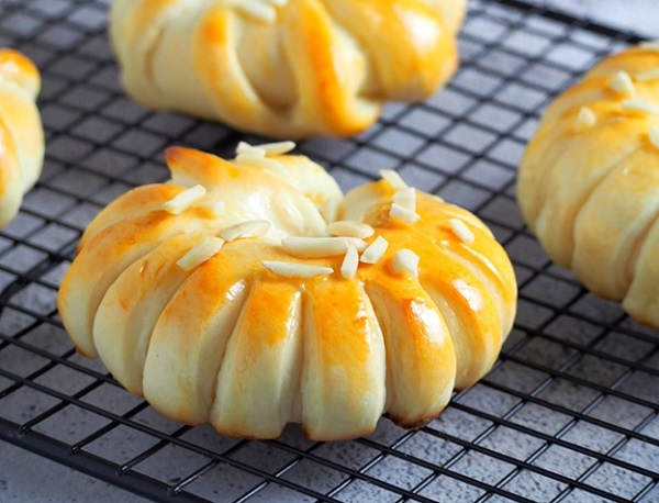 Food on a cooling rack

Description automatically generated