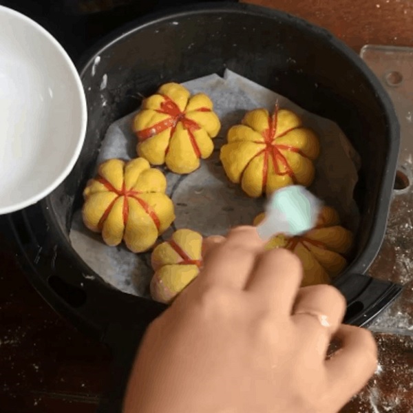 A hand painting food in a bowl

Description automatically generated