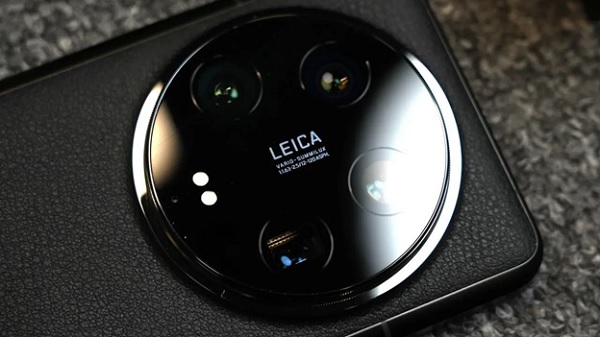 A camera lens on a phone

Description automatically generated