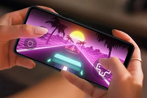 Hands holding a cell phone with a video game
Description automatically generated