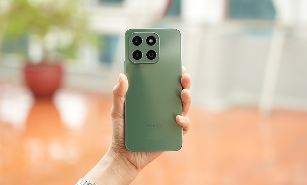 A hand holding a cell phone

Description automatically generated