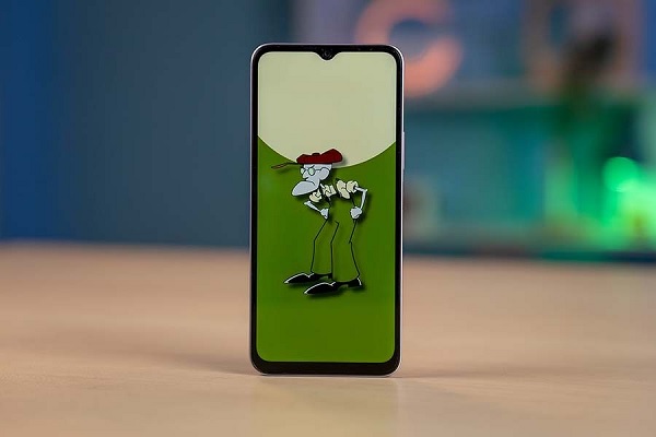 A hand holding a cell phone

Description automatically generated